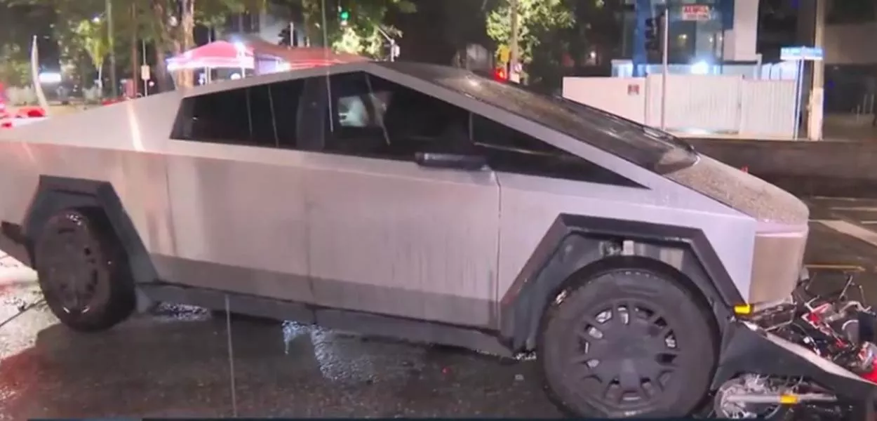 Com o impacto, a moto foi arrastada por cerca de 10 metros. Casal que ocupava o veículo foi encaminhado à delegacia. O motociclista chegou a ser levado ao hospital.