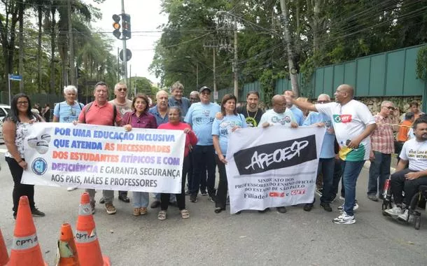 Comitiva formada pela deputada estadual Professora Bebel, professoras, professores e mães atípicas