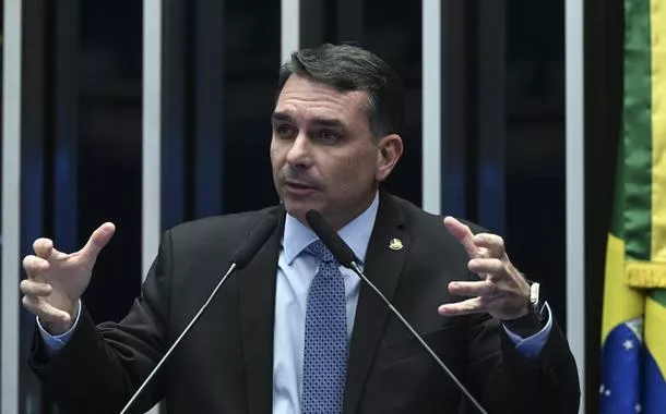 Flávio Bolsonaro afirma que Zema "seria um grande nome para vice" nas eleições