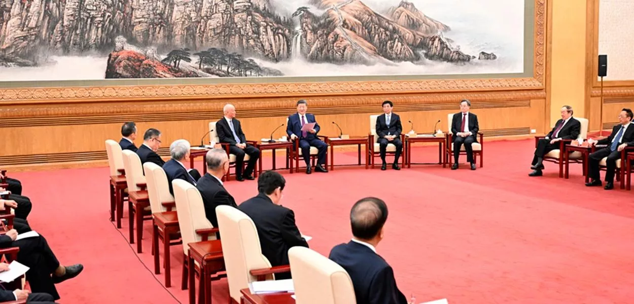Xi Jinping celebra o Festival da Primavera com personalidades não pertencentes ao PCCh