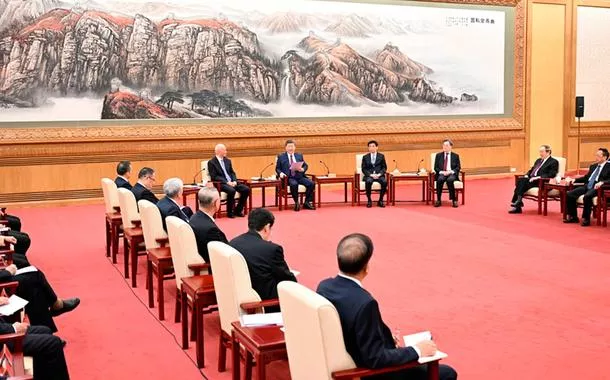 Xi Jinping celebra o Festival da Primavera com personalidades não pertencentes ao PCCh