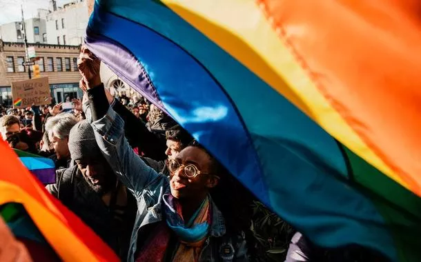 Pessoas carregam a bandeira do orgulho enquanto se reúnem no Monumento Nacional Stonewall, em Greenwich Village, na cidade de Nova York, EUA, em 12 de fevereiro de 2026