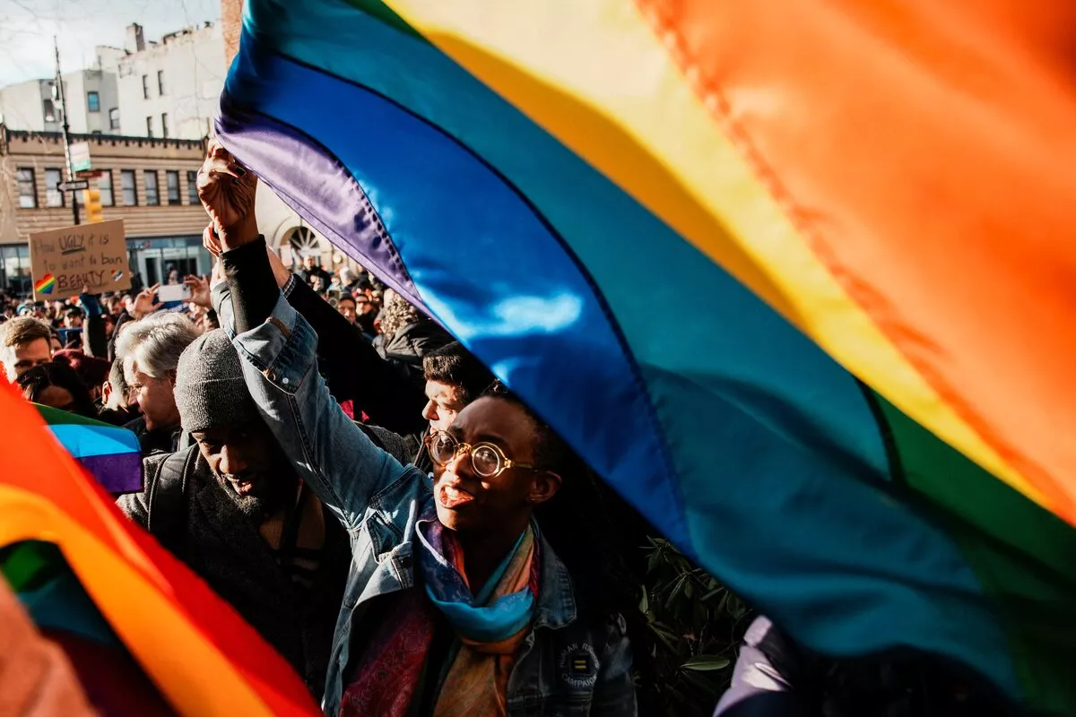 Pessoas carregam a bandeira do orgulho enquanto se reúnem no Monumento Nacional Stonewall, em Greenwich Village, na cidade de Nova York, EUA, em 12 de fevereiro de 2026