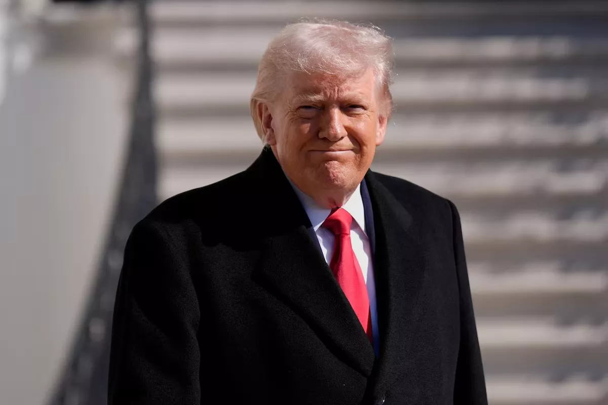 O presidente dos Estados Unidos, Donald Trump, reage ao deixar o Gramado Sul da Casa Branca, em Washington, D.C., EUA, em 13 de fevereiro de 2026