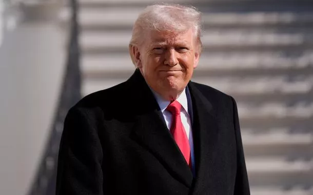 O presidente dos Estados Unidos, Donald Trump, reage ao deixar o Gramado Sul da Casa Branca, em Washington, D.C., EUA, em 13 de fevereiro de 2026