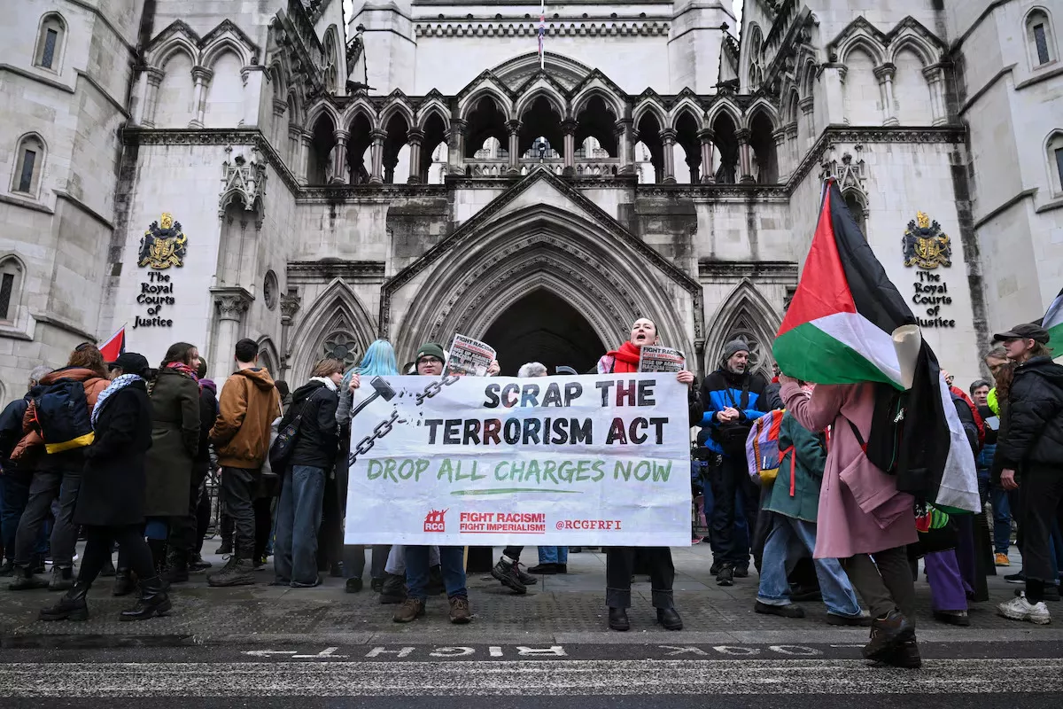 Pessoas protestam em frente à Suprema Corte enquanto juízes se preparam para julgar contestação à decisão do governo britânico de classificar o grupo Ação Palestina como organização terrorista, em Londres, Reino Unido, 13 de fevereiro de 2026