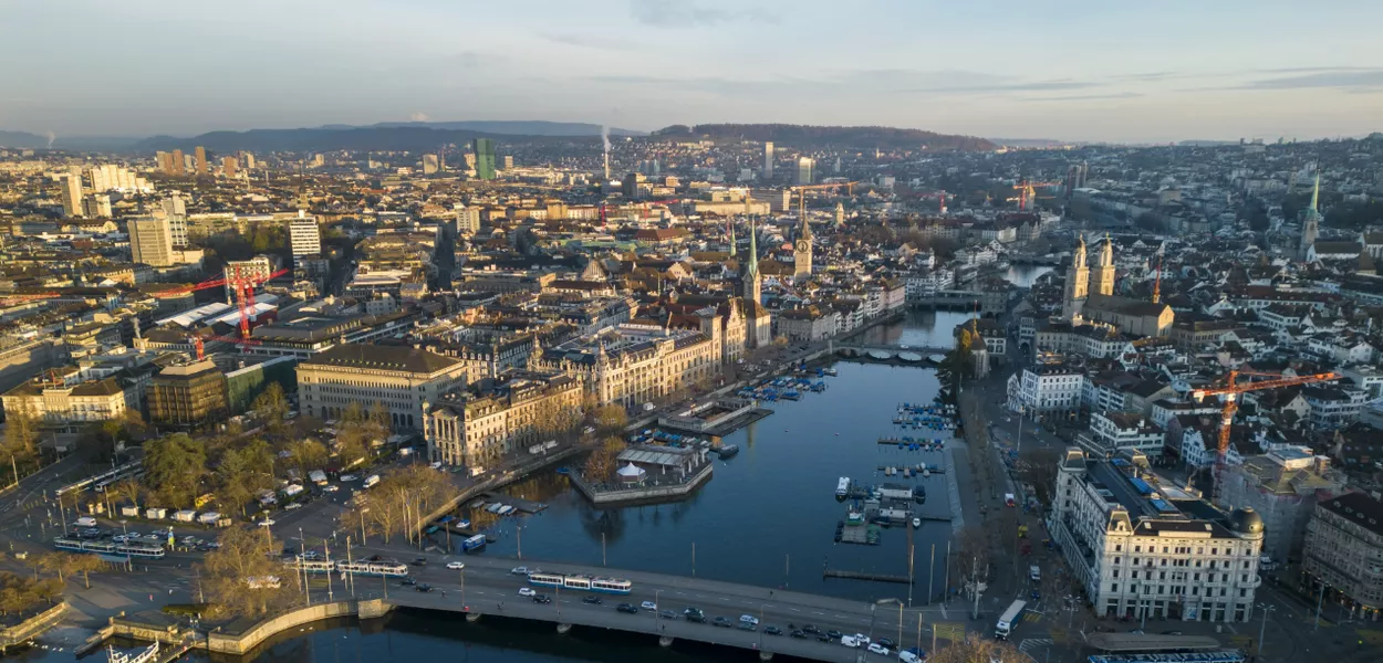 O rio Limmat e a cidade são vistos no início da manhã em Zurique, Suíça, em 21 de março de 2023.