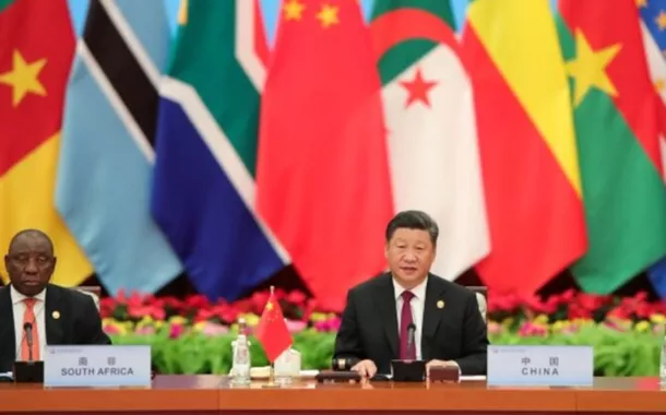 O presidente chinês, Xi Jinping, discursa ao lado do presidente da África do Sul, Cyril Ramaphosa, no Fórim de Cooperação China-África 