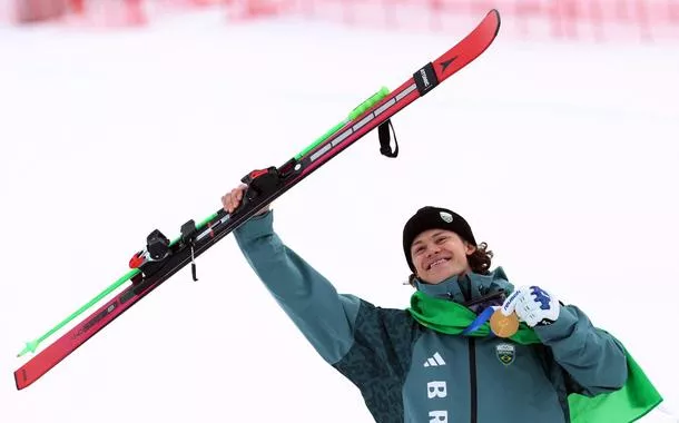 Lucas Braathen recebe medalha de ouro.
REUTERS/Gintare Karpaviciute