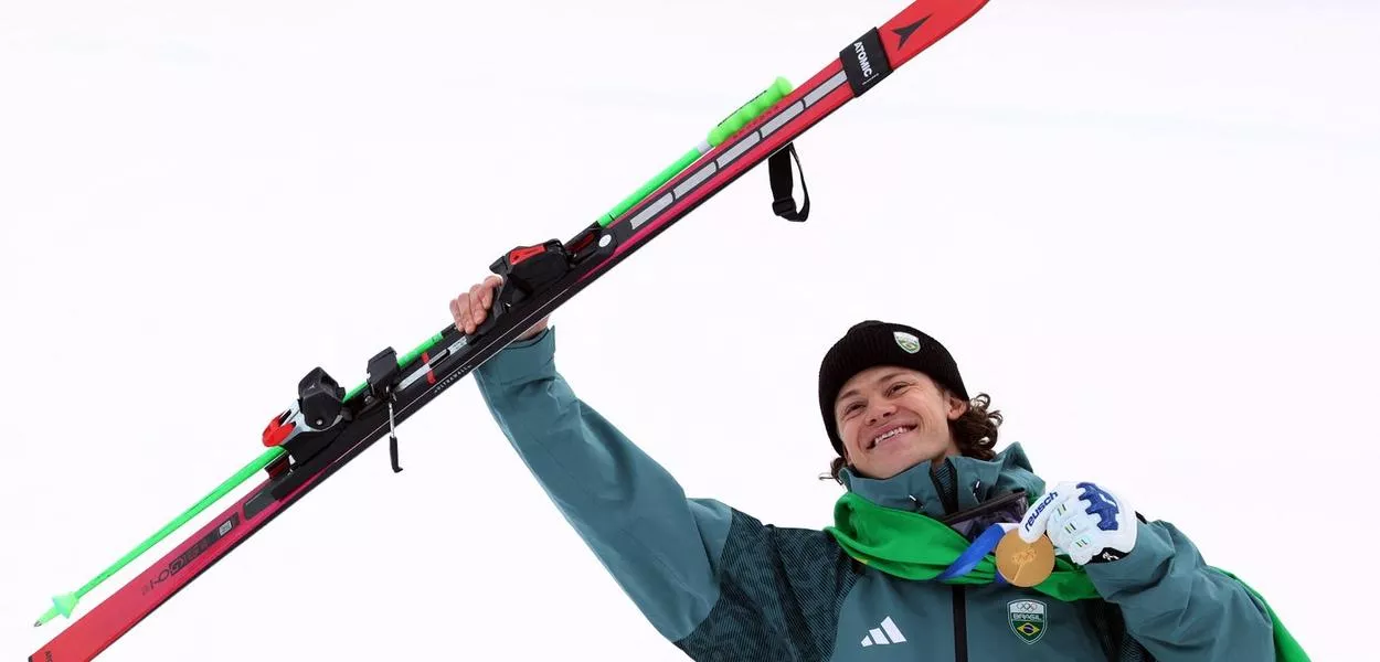 Lucas Braathen recebe medalha de ouro.
REUTERS/Gintare Karpaviciute