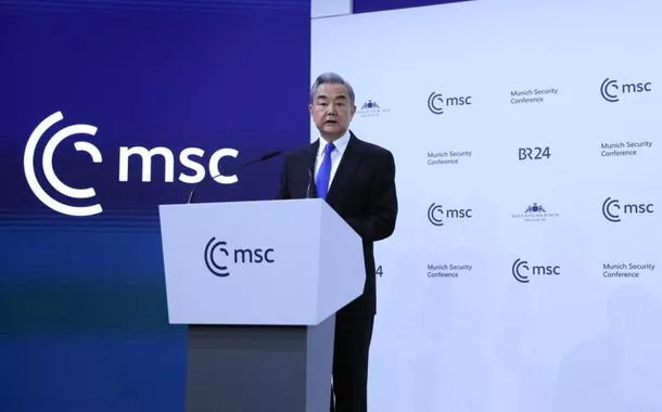 O chanceler chinês Wang Yi discursa na Conferência de Segurança de Munique