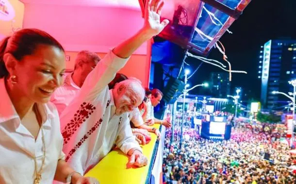 Lula vibra ao som da banda BaianaSystem que puxa o coro: "sem anistia" (vídeo)