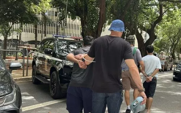 Após se fantasiarem de Aliens, policiais agora se vestem como turma do Chaves e prendem 5 foliões