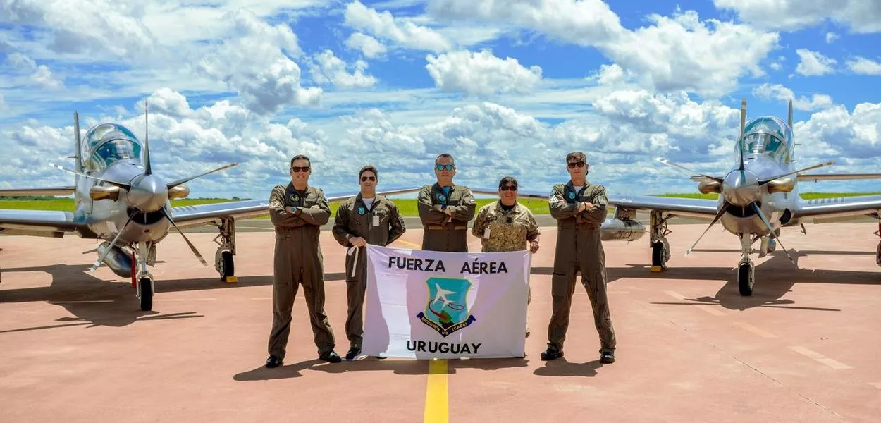 A-29 Super Tucano entregue pela Embraer à Força Aérea Uruguaia em cerimônia realizada em Gavião Peixoto (SP) na terça-feira (18)