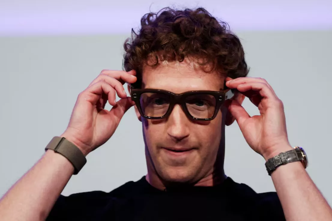 O CEO da Meta, Mark Zuckerberg, usa os óculos Meta Ray-Ban Display enquanto discursa sobre a nova linha de óculos inteligentes durante o evento Meta Connect, na sede da empresa em Menlo Park, Califórnia, EUA, em 17 de setembro de 2025