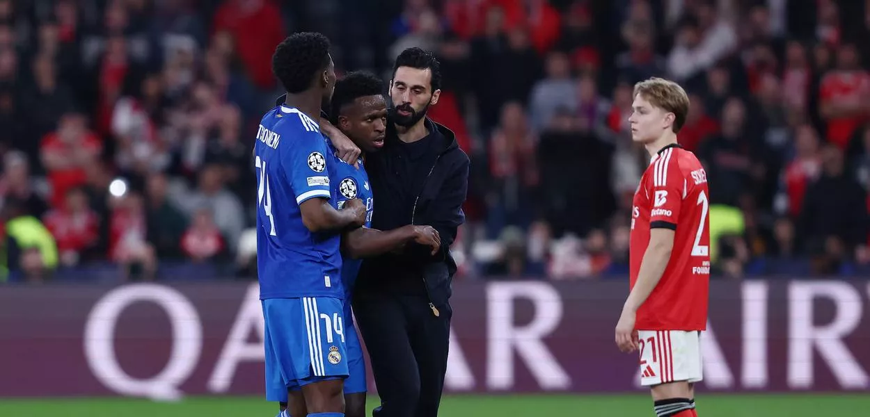 Vini Jr. sendo abraçado no jogo entre Benfica e Real Madrid
