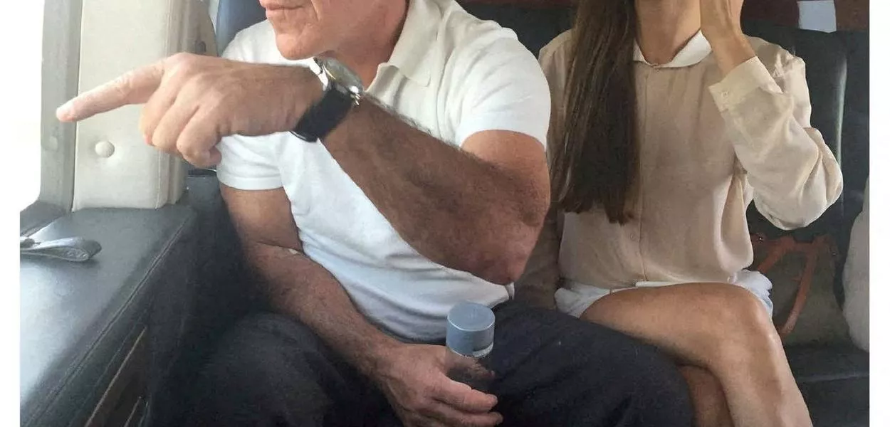 Epstein aparece com uma mulher, cuja identidade foi ocultada, nesta imagem do espólio do financista falecido, divulgada pelos democratas do Comitê de Supervisão da Câmara dos Deputados dos EUA
18/12/2025
House Oversight Committee Democrats/Handout via REUTERS