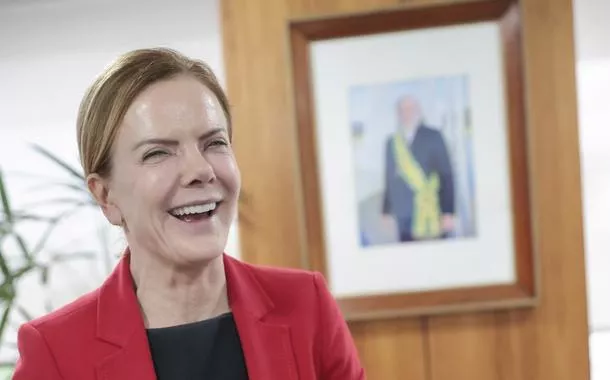 Gleisi presta homenagem às escolas de samba Unidos do Viradouro e Acadêmicos de Niterói