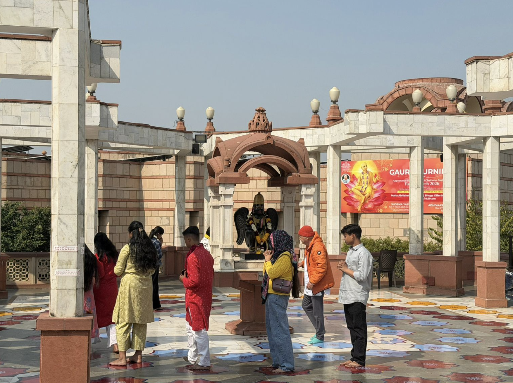 O culto a Krishna no ISKCON Temple