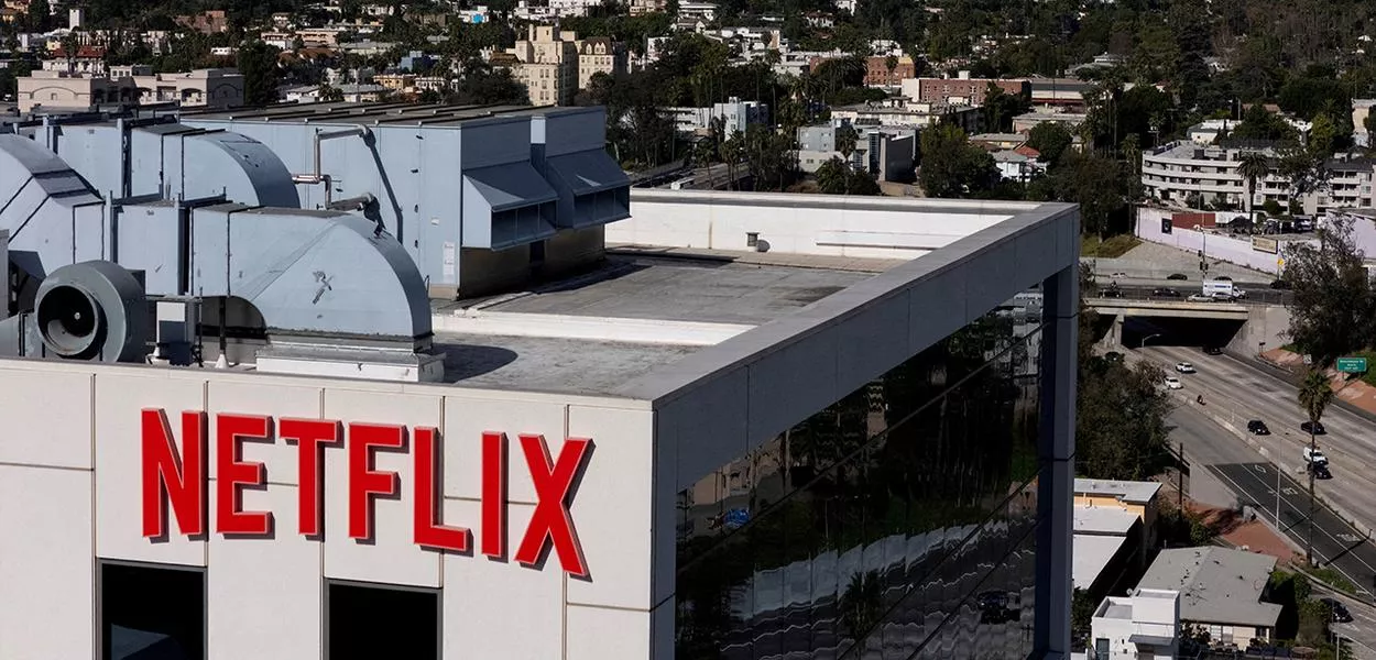 Imagem feita por drone mostra o logotipo da Netflix em um dos prédios da empresa no bairro de Hollywood, em Los Angeles
