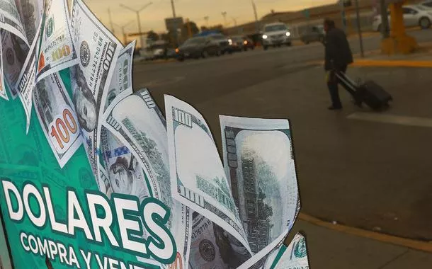 Dólar encerra sessão estável com entrada de capital no Brasil