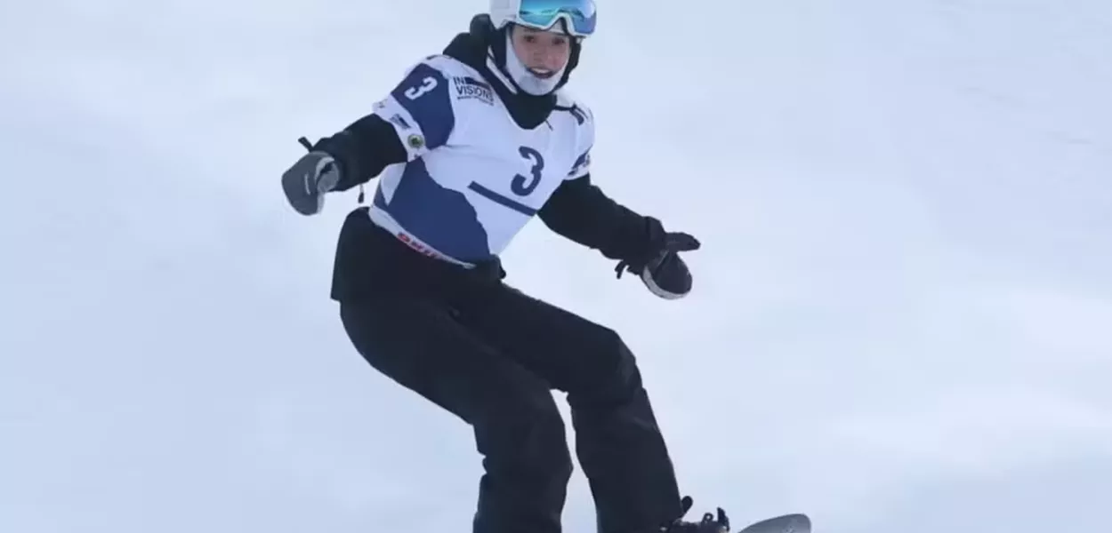 Vitoria Machado durante competição de snowboard