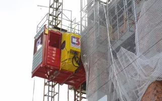 Elevador Cremalheira da C3 Equipamentos em um projeto de construção civil.