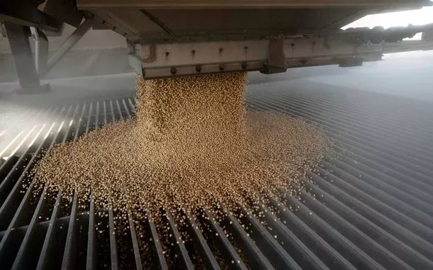Uma carga de soja é despejada em uma moega de elevador durante a temporada de colheita na unidade de armazenamento de grãos da Deerfield AG Services, em Massillon, Ohio, Estados Unidos, em 7 de outubro de 2021