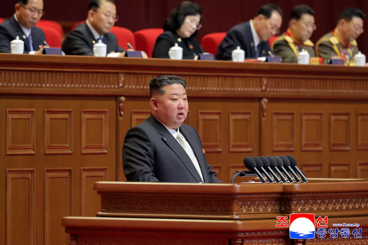 Kim Jong Un discursa durante o Nono Congresso do Partido dos Trabalhadores da Coreia (WPK), em Pyongyang, Coreia do Norte, em 19 de fevereiro de 2026