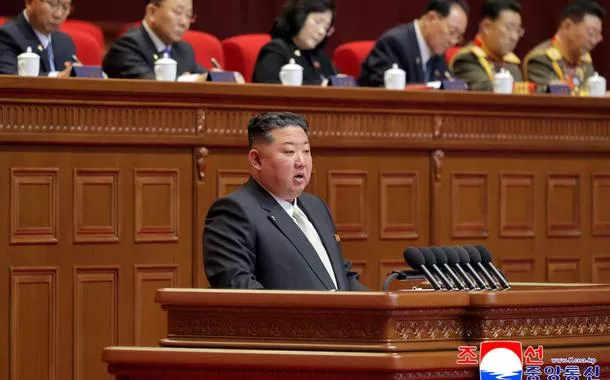 Kim Jong Un discursa durante o Nono Congresso do Partido dos Trabalhadores da Coreia (WPK), em Pyongyang, Coreia do Norte, em 19 de fevereiro de 2026