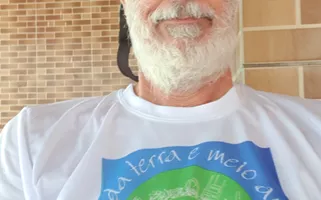 Autofoto de Heraldo Campos em 20/02/2026 com a camiseta da capa do livro “Ciências da Terra e Meio Ambiente: Diálogos Para (Inter) Ações no Planeta” publicado em 1999 pela Editora UNISINOS.