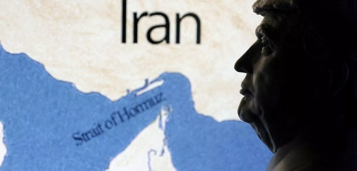 Mapa mostra o Estreito de Hormuz e o Irã atrás de uma miniatura impressa em 3D do presidente dos EUA, Donald Trump, nesta ilustração
22/06/2025
REUTERS/Dado Ruvic