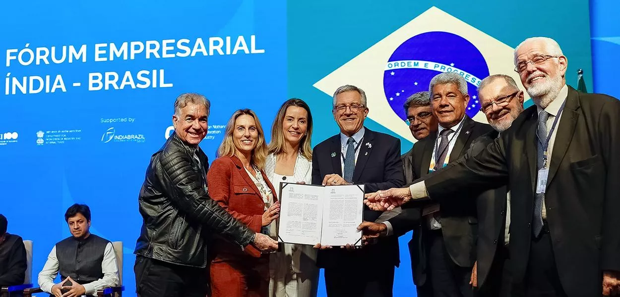 Alexandre Padilha com outras lideranças na Índia