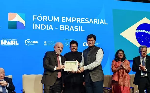 Lula celebra acordos ao lado de ministros indianos