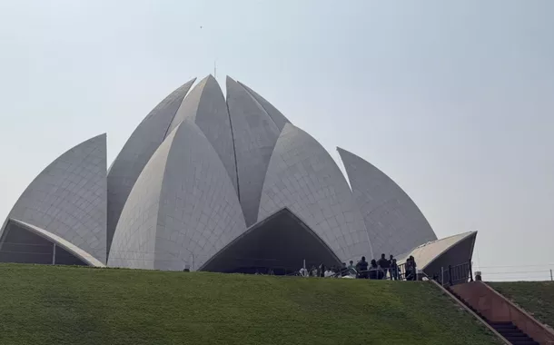 Templo de Lótus em Nova Déli simboliza unidade espiritual e diálogo entre religiões