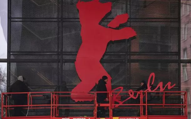 Trabalhadores instalam o logotipo do urso na entrada do Festival Internacional de Cinema de Berlim, em Berlim, Alemanha, em 6 de fevereiro de 2026