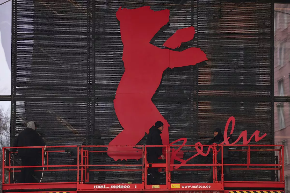 Trabalhadores instalam o logotipo do urso na entrada do Festival Internacional de Cinema de Berlim, em Berlim, Alemanha, em 6 de fevereiro de 2026