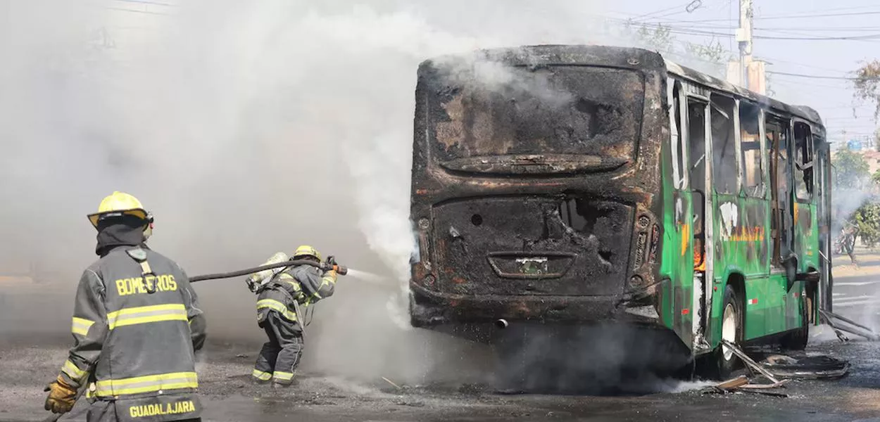 Ônibus incenciado no México
