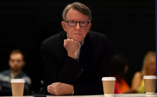 Ex-embaixador britânico é preso em Londres por vínculos com Epstein