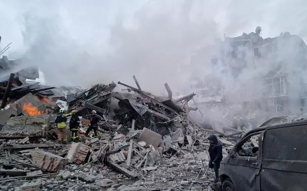 Ataque russo em Kharkiv
 2/1/2026   REUTERS/Vyacheslav Madiyevskyy