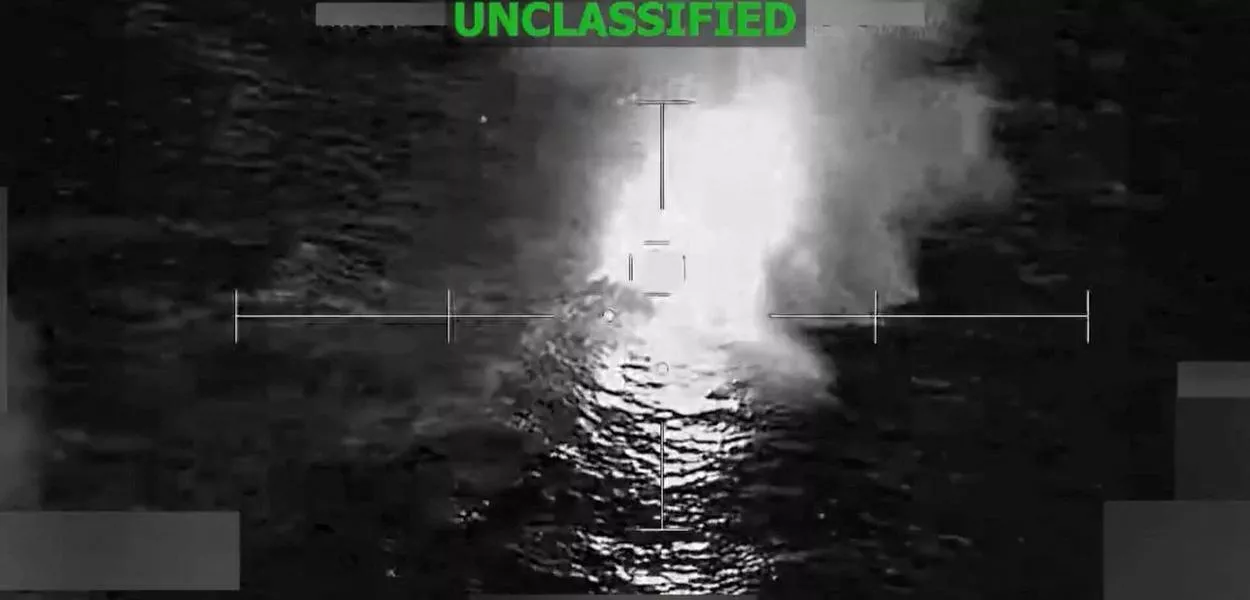 Uma embarcação queima após ser atingida por uma arma cinética, em local informado como o Pacífico Oriental, nesta imagem extraída de um vídeo divulgado em 18 de dezembro de 2025