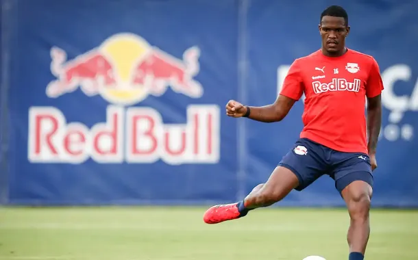 Bragantino multa zagueiro por fala machista contra árbitra