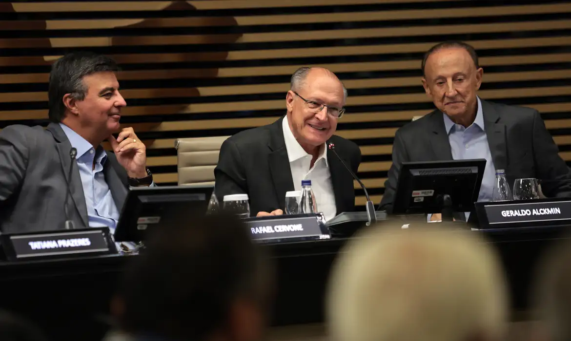 Alckmin rebate empresários e diz que fim da escala 6x1 é "tendência mundial"