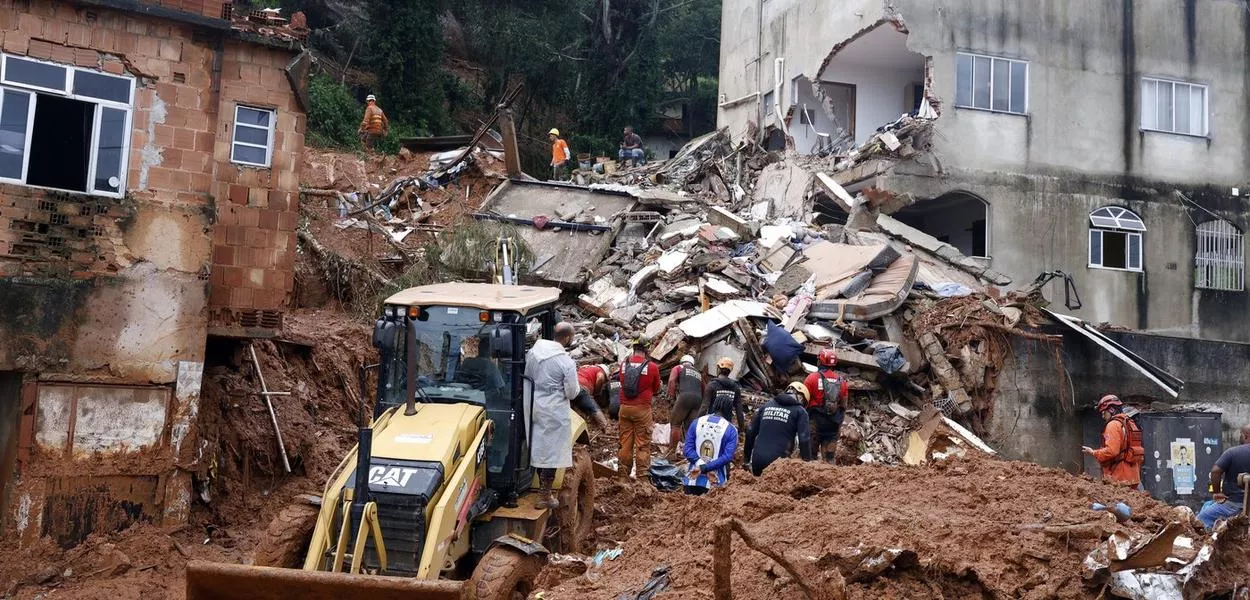 Escombros de casas soterradas por lama após fortes chuvas em Juiz de Fora (MG)