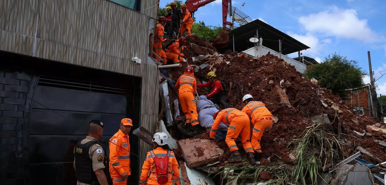 Escombros após fortes chuvas em Juiz de Fora (MG)