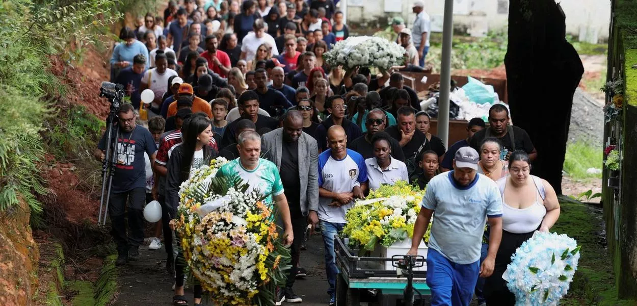Pessoas comparecem ao funeral de Bernardo Lopes Dutra, de 11 anos, uma das vítimas das fortes chuvas em Juiz de Fora
25/02/2026
