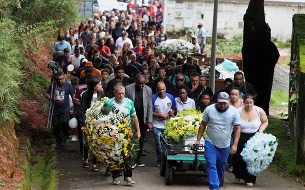 Pessoas comparecem ao funeral de Bernardo Lopes Dutra, de 11 anos, uma das vítimas das fortes chuvas em Juiz de Fora
25/02/2026
