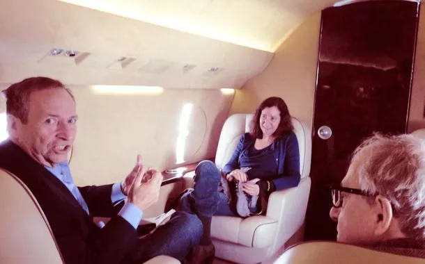 Larry Summers e Woody Allen aparecem nesta imagem com o criminoso sexual condenado Jeffrey Epstein, tornada pública por democratas do Comitê de Supervisão da Câmara, em Washington, D.C., Estados Unidos, em 12 de dezembro de 2025