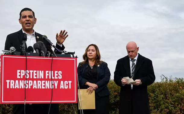 Robert Garcia (democrata da Califórnia) fala durante coletiva de imprensa pedindo a divulgação dos arquivos de Epstein, no Capitólio, em Washington, D.C., Estados Unidos, em 18 de novembro de 2025