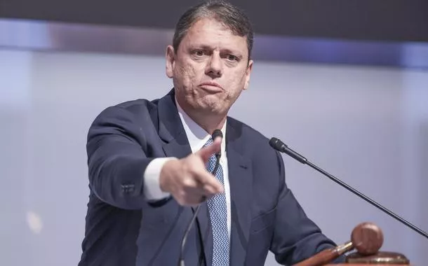 Tarcísio descarta terceira via em 2026: "é Lula e Flávio"